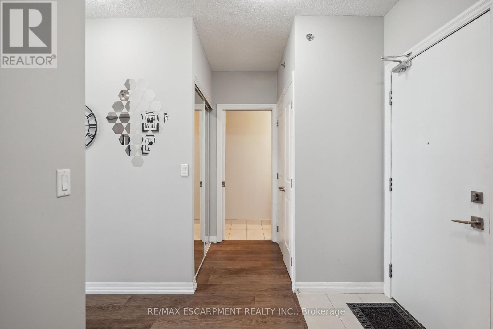 709 - 560 North Service Road, Grimsby, Ontario L3M 0G3 - Photo 5 - X12920082