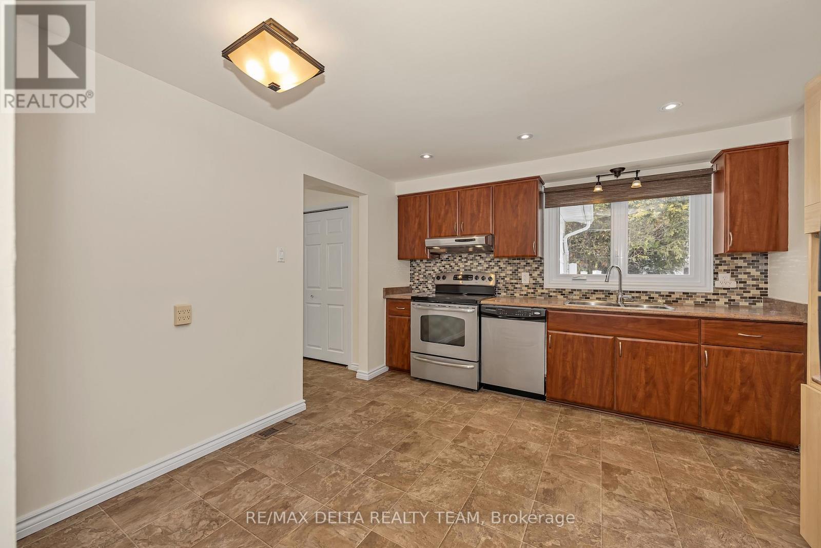 22 Red Maple Crescent, Ottawa, Ontario  K1B 3Z3 - Photo 10 - X12920162