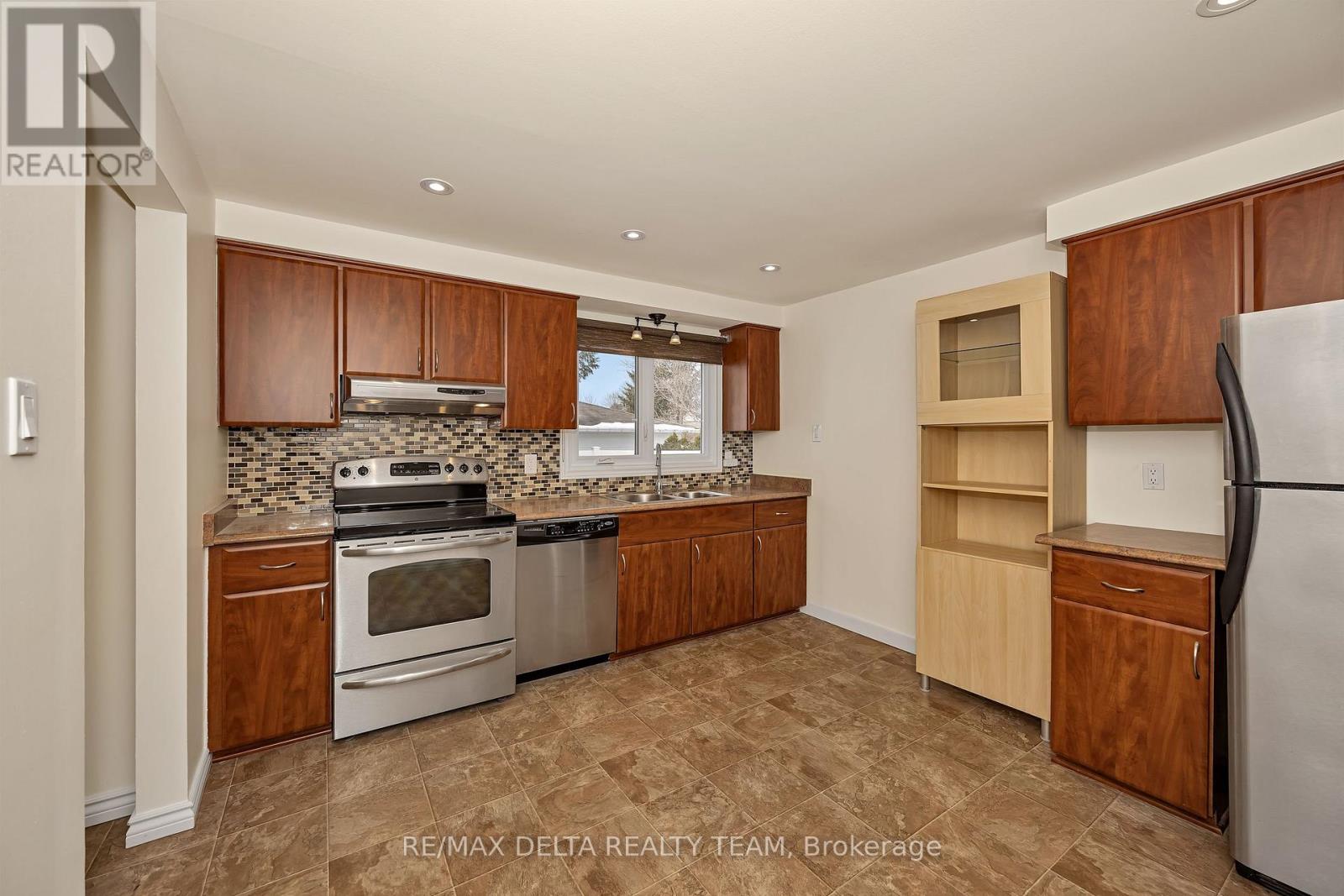 22 Red Maple Crescent, Ottawa, Ontario  K1B 3Z3 - Photo 11 - X12920162