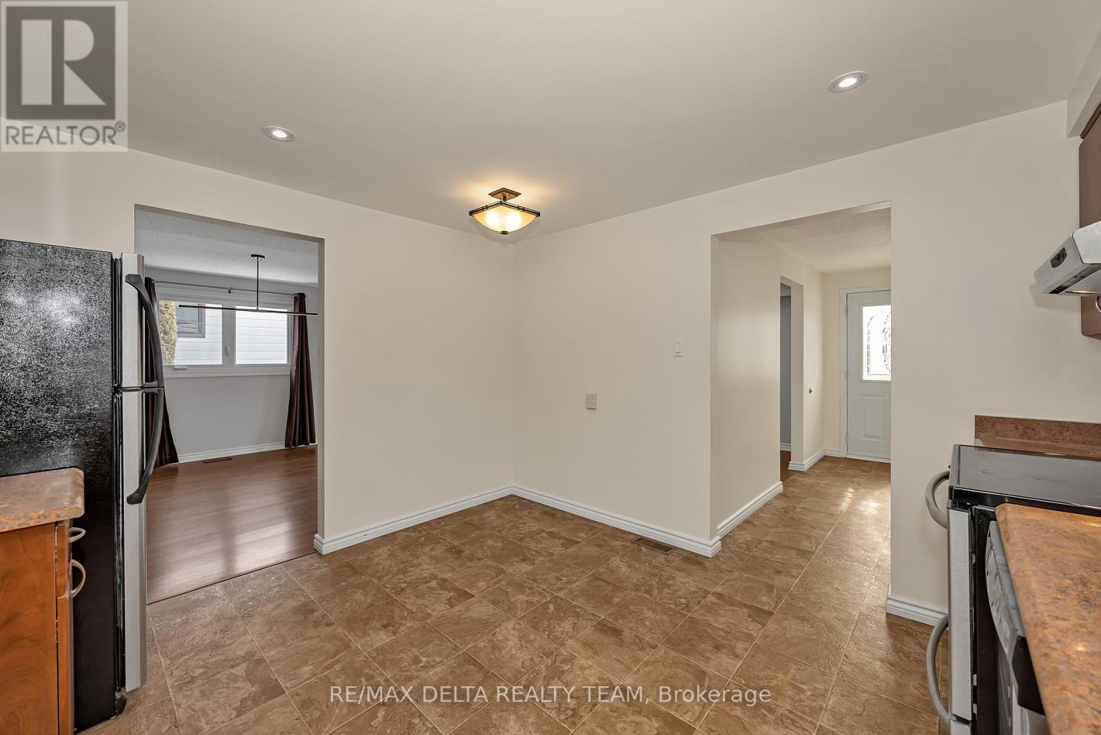 22 Red Maple Crescent, Ottawa, Ontario  K1B 3Z3 - Photo 13 - X12920162