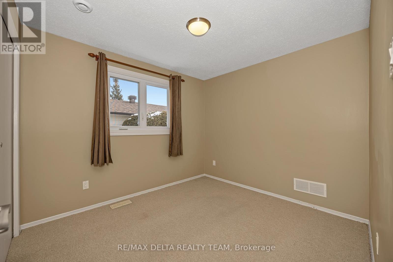 22 Red Maple Crescent, Ottawa, Ontario  K1B 3Z3 - Photo 18 - X12920162