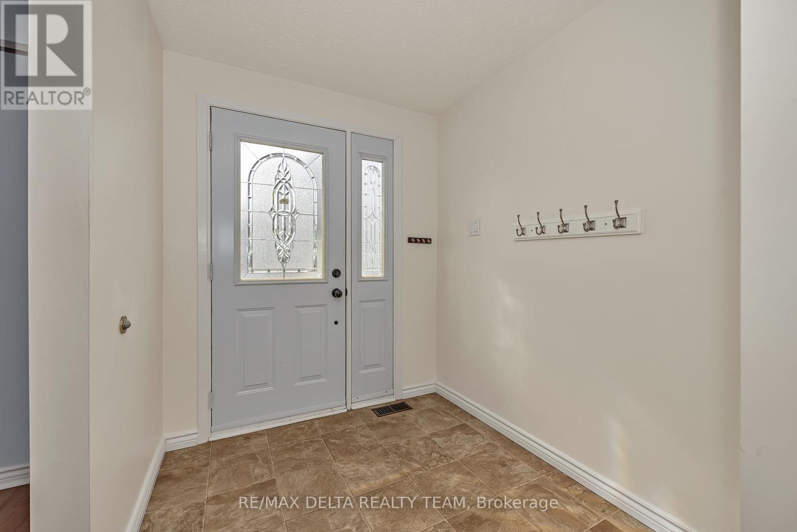 22 Red Maple Crescent, Ottawa, Ontario  K1B 3Z3 - Photo 2 - X12920162