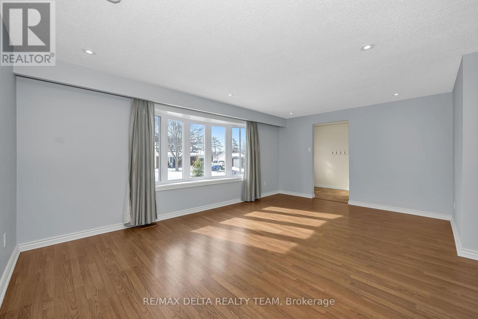 22 Red Maple Crescent, Ottawa, Ontario  K1B 3Z3 - Photo 4 - X12920162