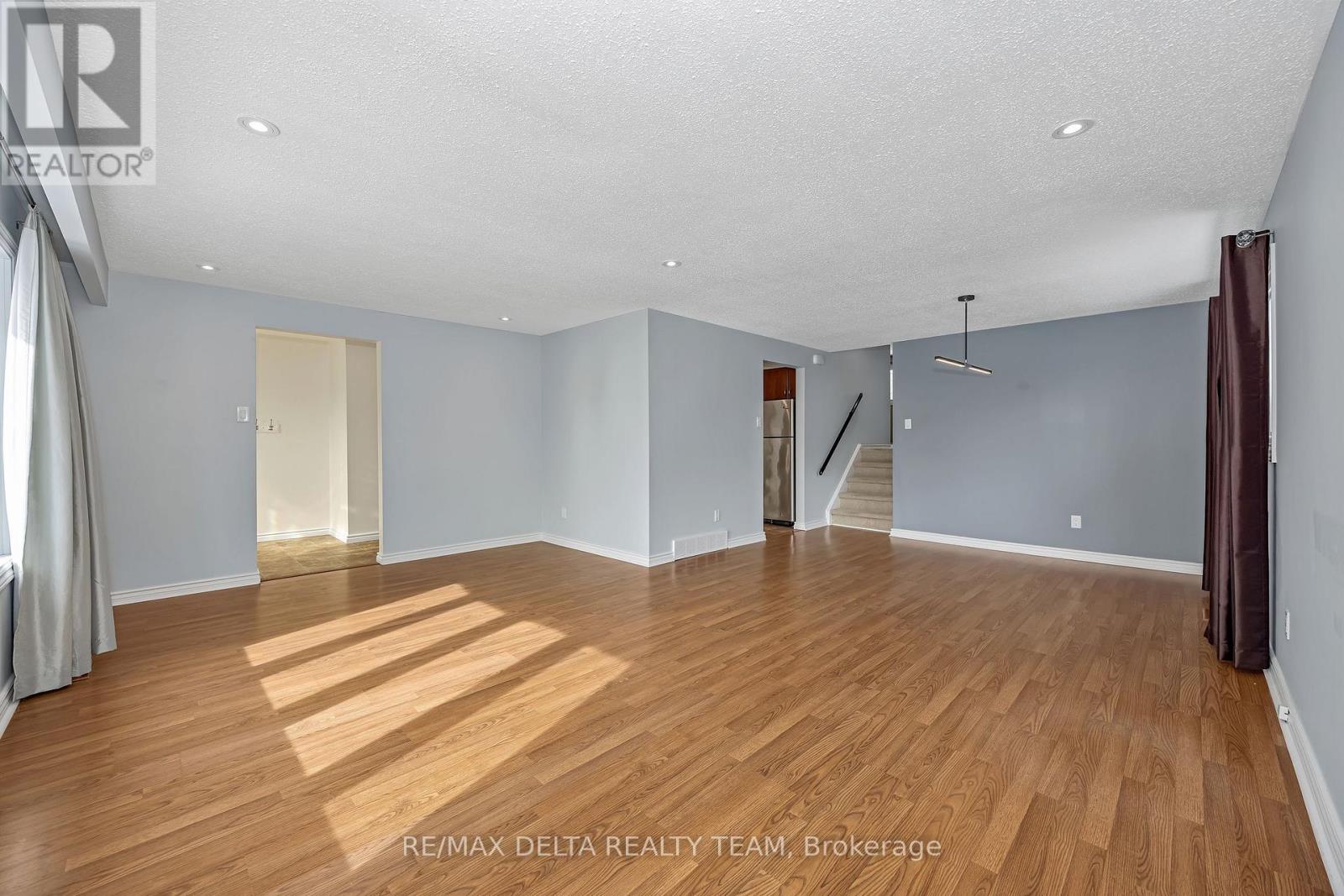 22 Red Maple Crescent, Ottawa, Ontario  K1B 3Z3 - Photo 5 - X12920162