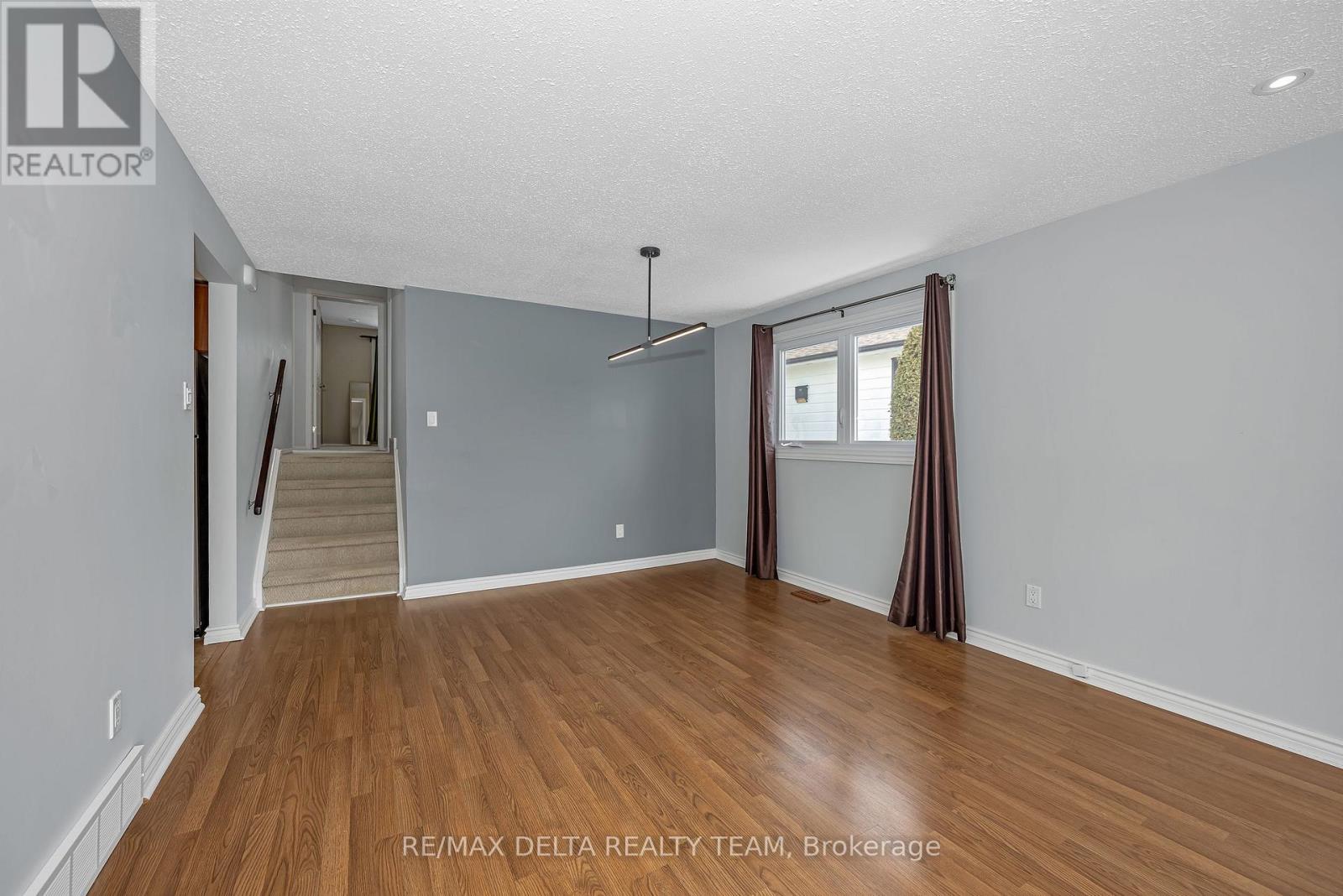 22 Red Maple Crescent, Ottawa, Ontario  K1B 3Z3 - Photo 7 - X12920162