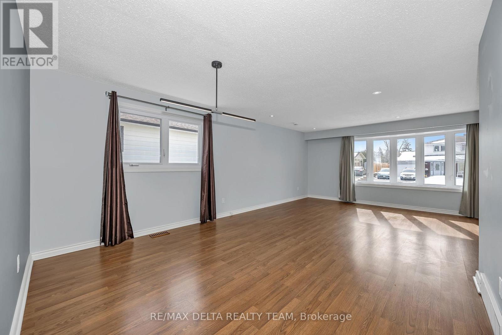 22 Red Maple Crescent, Ottawa, Ontario  K1B 3Z3 - Photo 9 - X12920162