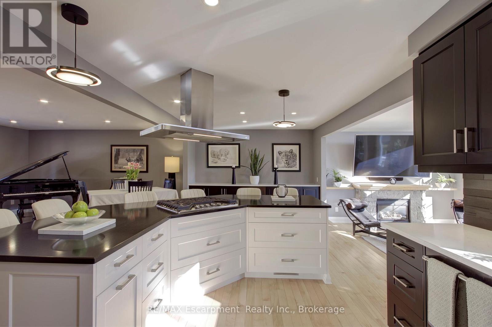 2183 Sandringham Drive, Burlington, Ontario  L7P 3E7 - Photo 10 - W12920242