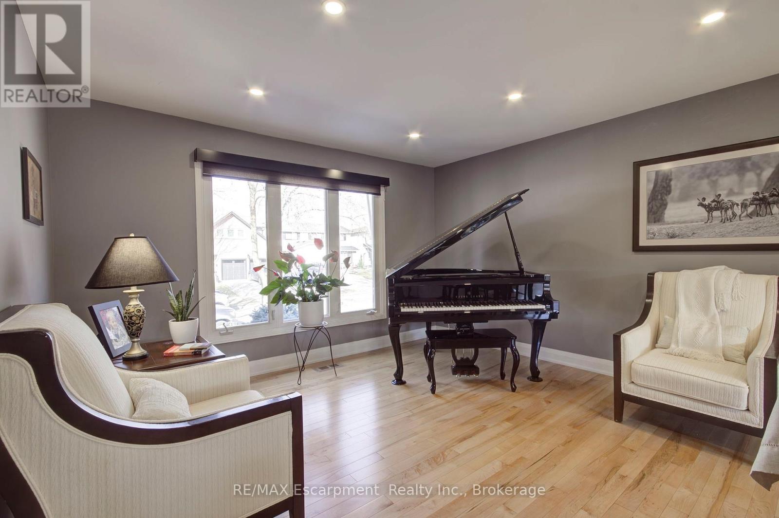 2183 Sandringham Drive, Burlington, Ontario  L7P 3E7 - Photo 14 - W12920242