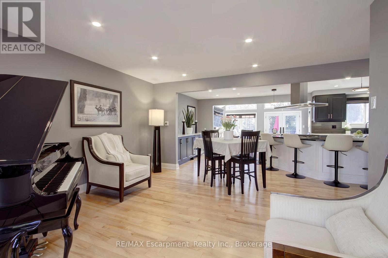 2183 Sandringham Drive, Burlington, Ontario  L7P 3E7 - Photo 15 - W12920242