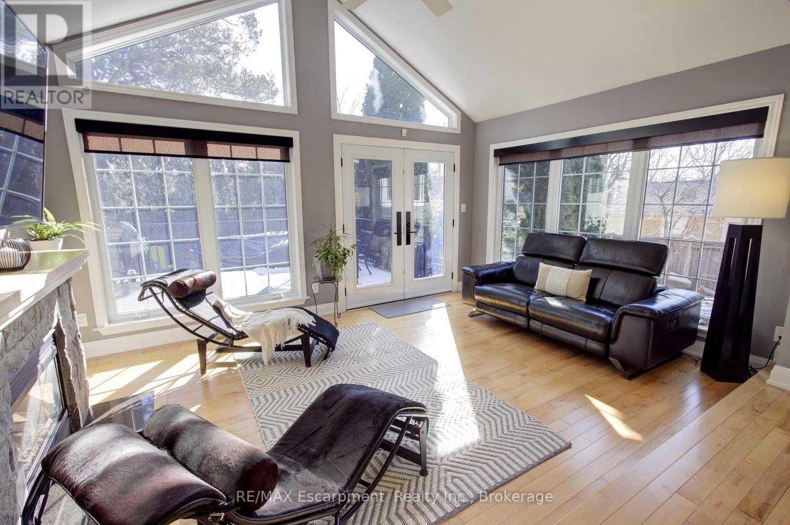 2183 Sandringham Drive, Burlington, Ontario  L7P 3E7 - Photo 18 - W12920242