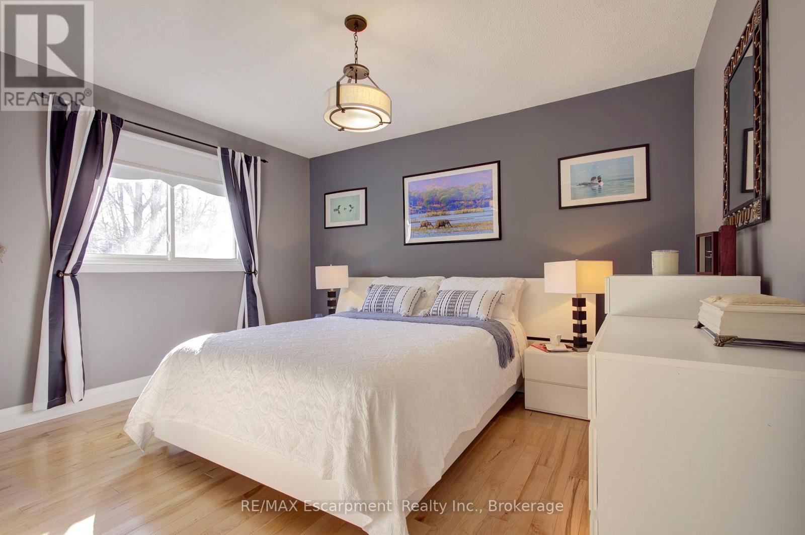 2183 Sandringham Drive, Burlington, Ontario  L7P 3E7 - Photo 25 - W12920242