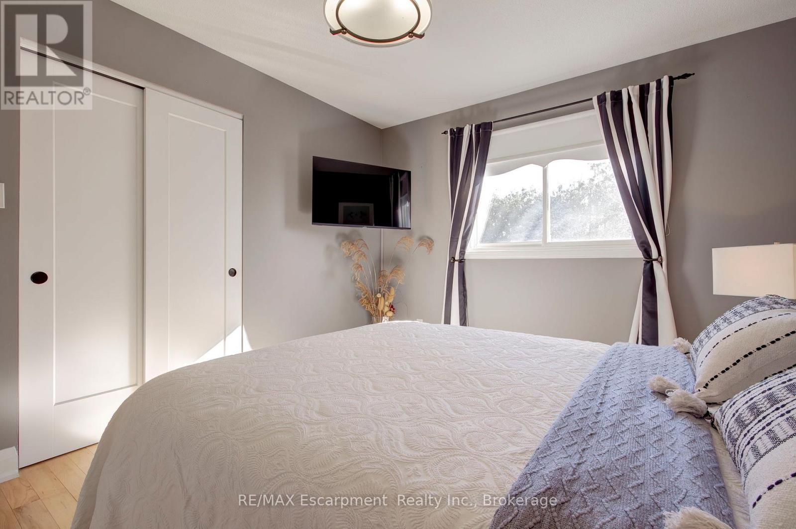 2183 Sandringham Drive, Burlington, Ontario  L7P 3E7 - Photo 26 - W12920242