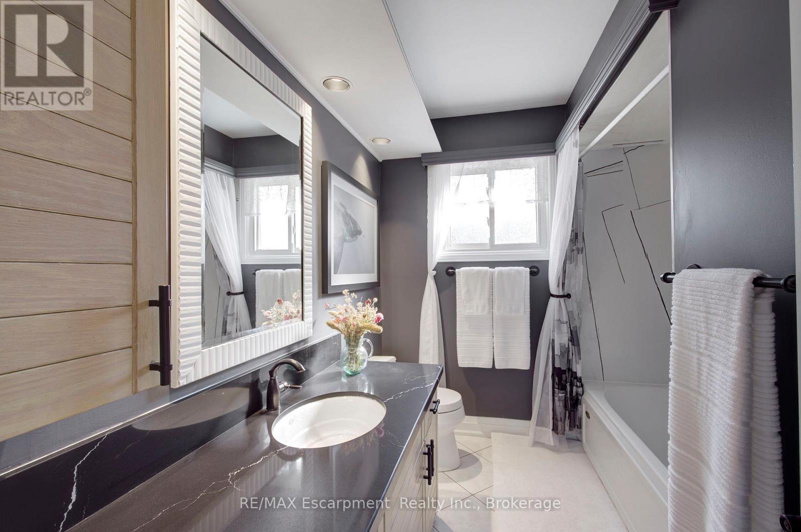 2183 Sandringham Drive, Burlington, Ontario  L7P 3E7 - Photo 29 - W12920242