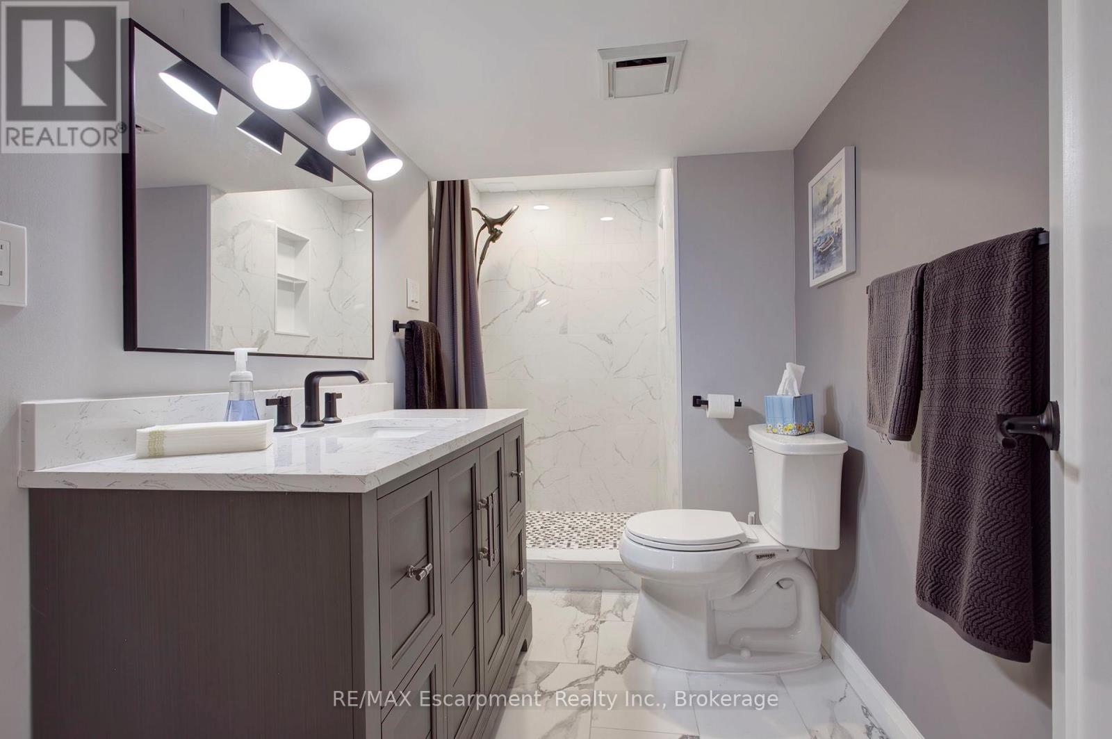 2183 Sandringham Drive, Burlington, Ontario  L7P 3E7 - Photo 39 - W12920242