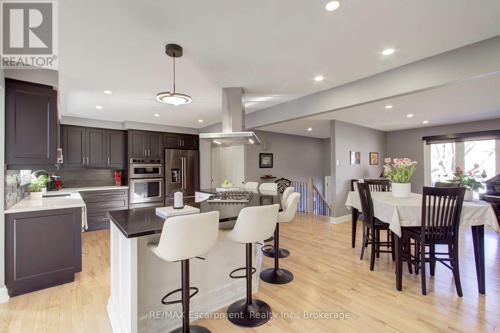 2183 Sandringham Drive, Burlington, Ontario  L7P 3E7 - Photo 6 - W12920242