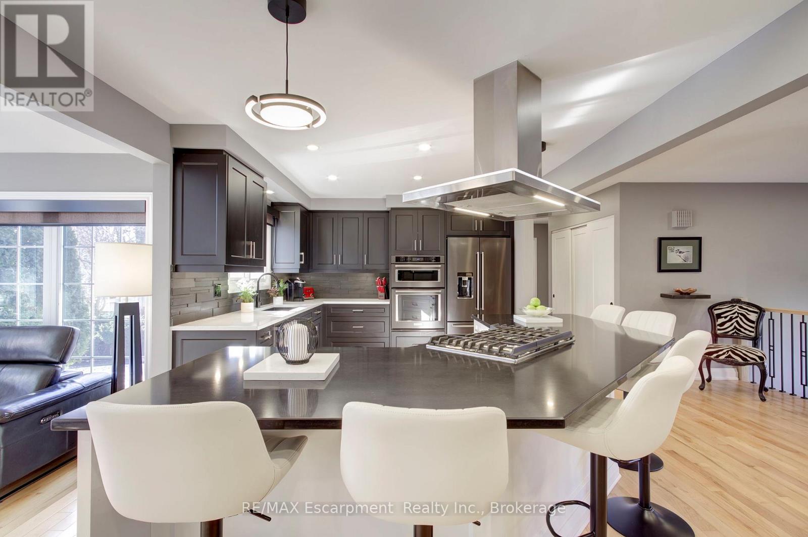 2183 Sandringham Drive, Burlington, Ontario  L7P 3E7 - Photo 7 - W12920242