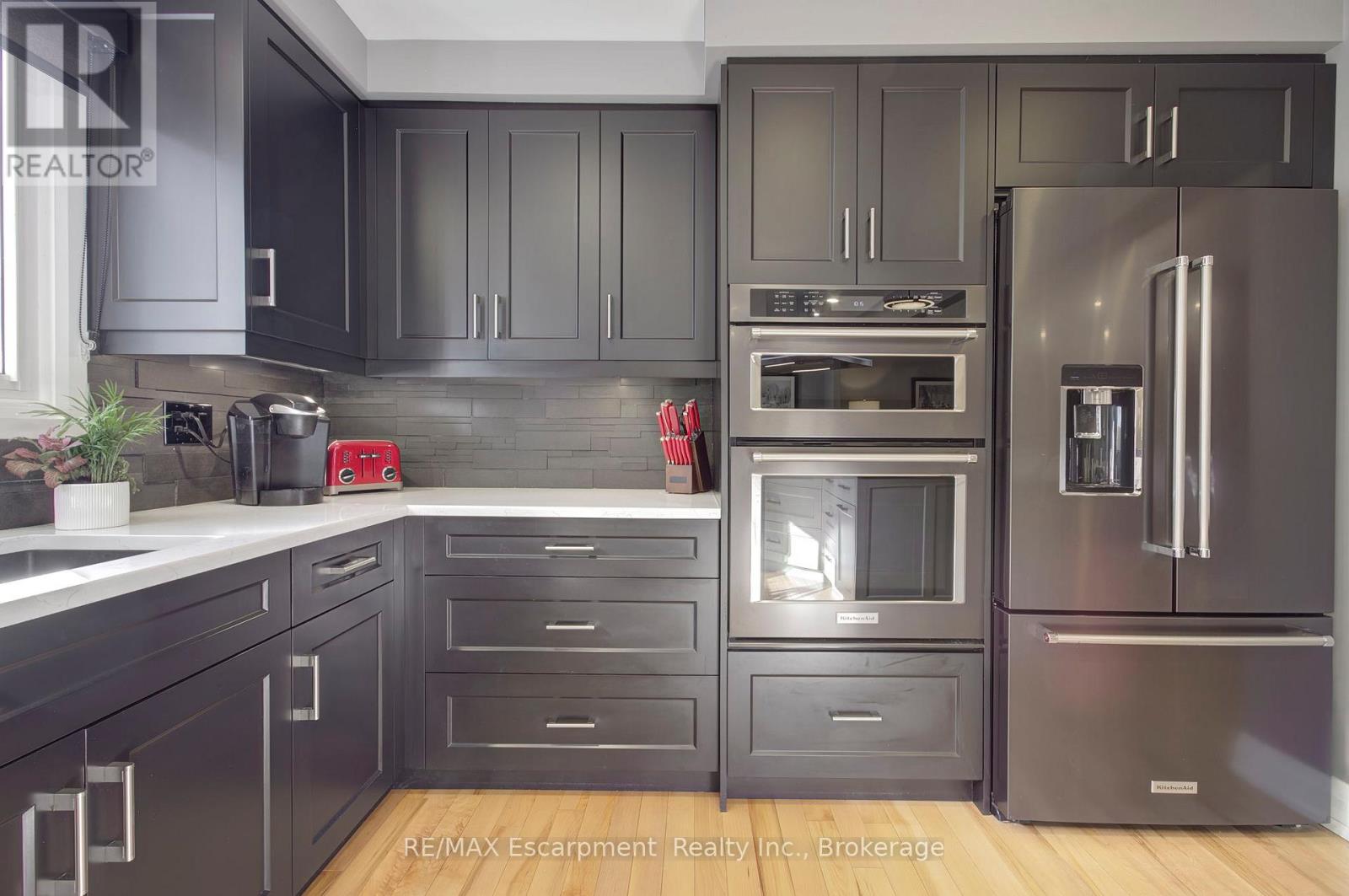 2183 Sandringham Drive, Burlington, Ontario  L7P 3E7 - Photo 8 - W12920242