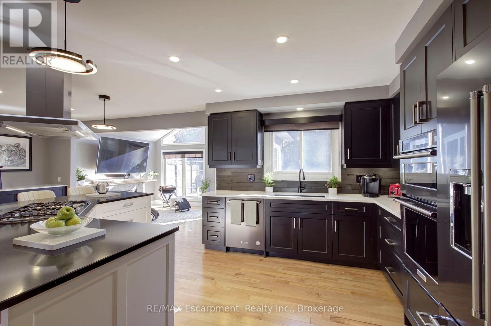 2183 Sandringham Drive, Burlington, Ontario  L7P 3E7 - Photo 9 - W12920242