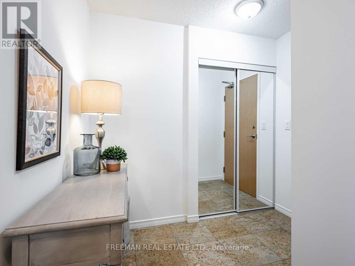 1201 - 736 Spadina Avenue, Toronto, Ontario  M5S 2J6 - Photo 2 - C12920326