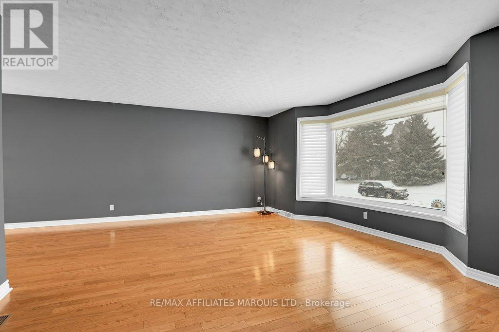 784 Iroquois Drive, Cornwall, Ontario  K6H 5C5 - Photo 3 - X12920320