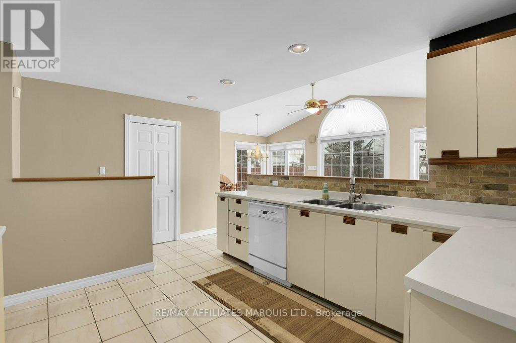 784 Iroquois Drive, Cornwall, Ontario  K6H 5C5 - Photo 8 - X12920320