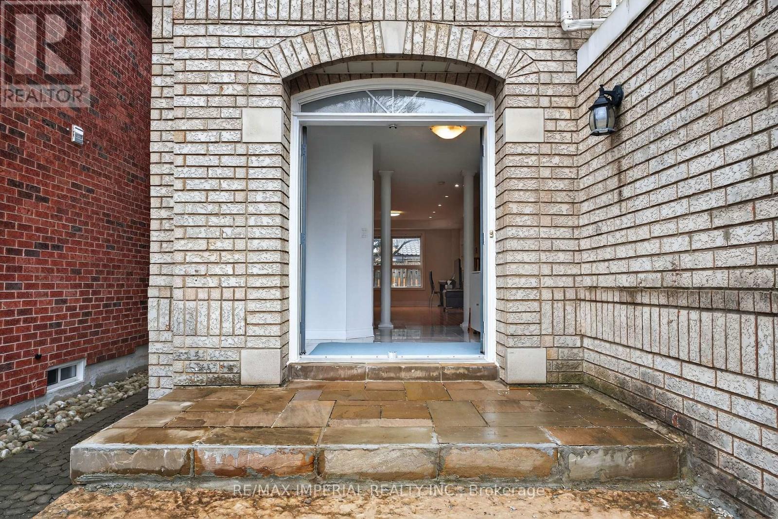 103 Ferdinand Avenue, Vaughan, Ontario  L6A 3H6 - Photo 4 - N12920254