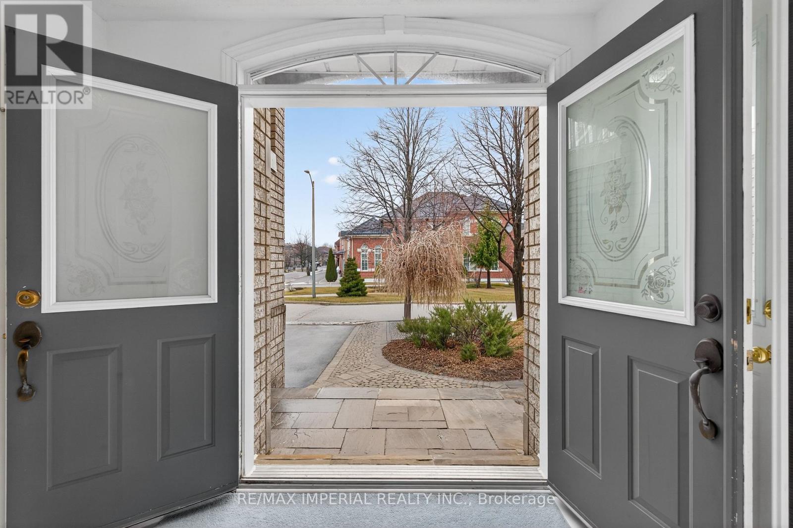 103 Ferdinand Avenue, Vaughan, Ontario  L6A 3H6 - Photo 5 - N12920254