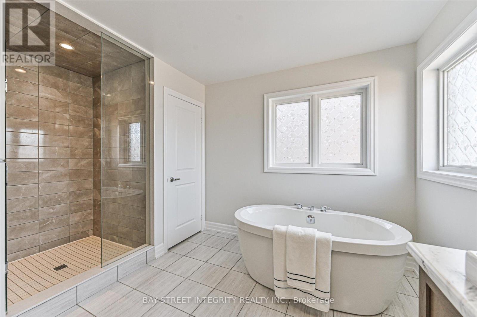 6 Red Rose Lane, East Gwillimbury, Ontario  L9N 0V1 - Photo 35 - N12920292