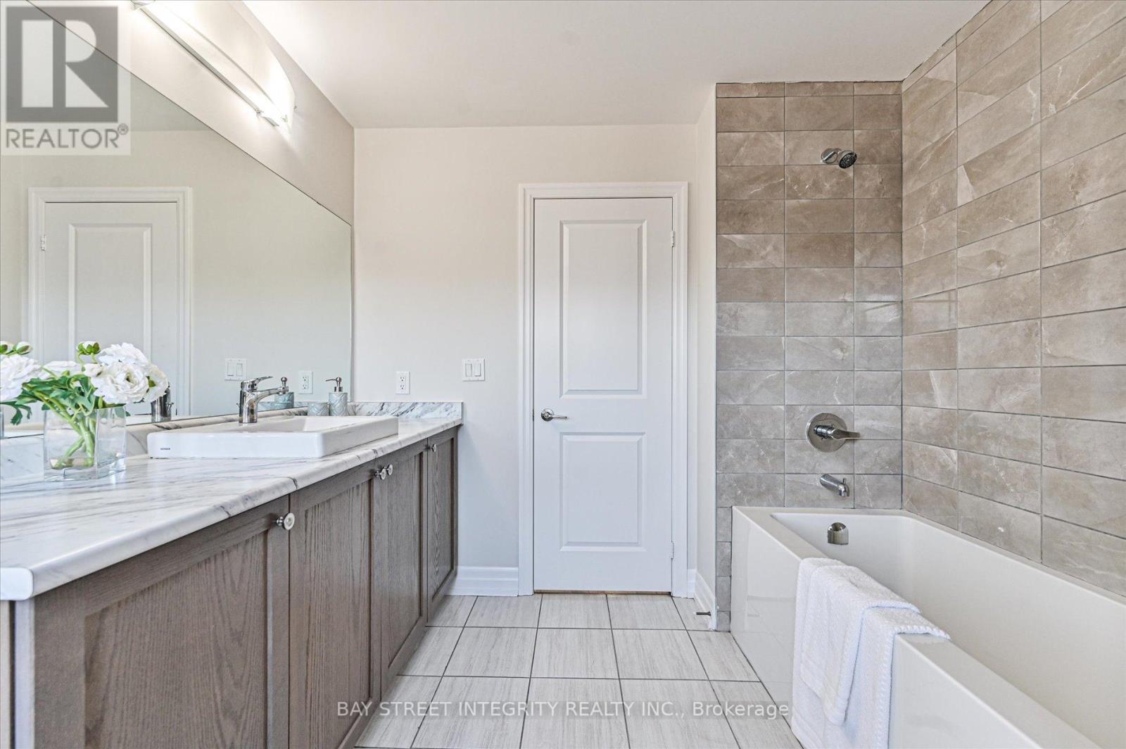 6 Red Rose Lane, East Gwillimbury, Ontario  L9N 0V1 - Photo 42 - N12920292