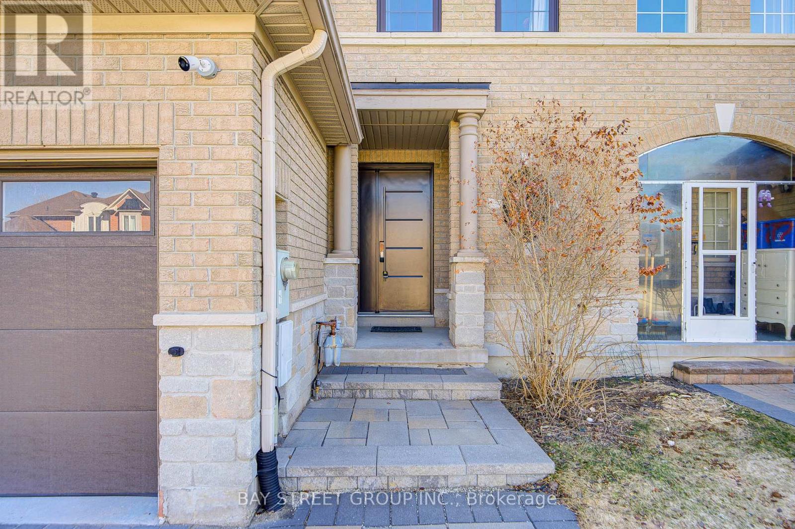 79 Loire Valley Avenue S, Vaughan, Ontario  L4J 8V8 - Photo 2 - N12920318