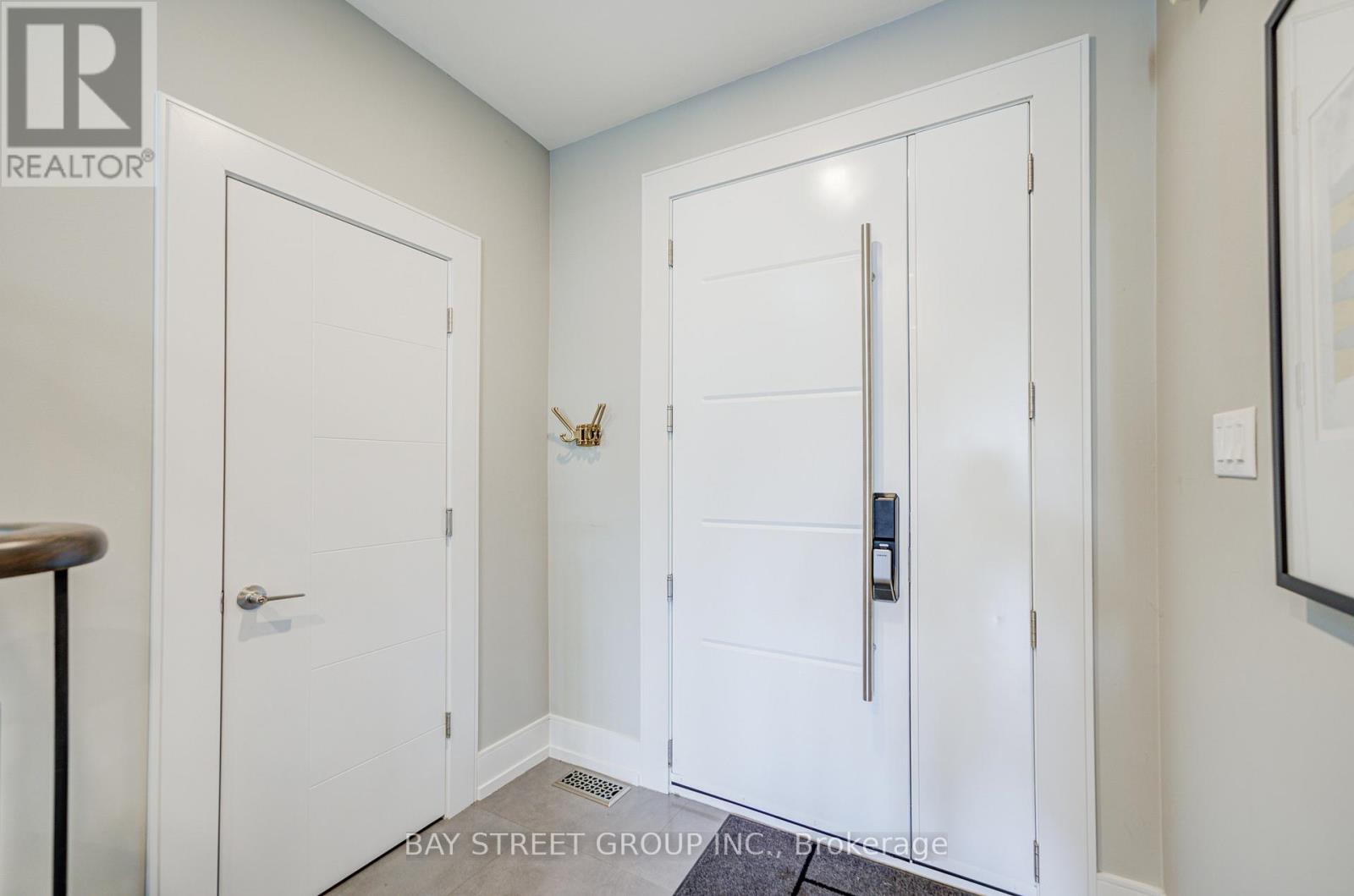 79 Loire Valley Avenue S, Vaughan, Ontario  L4J 8V8 - Photo 3 - N12920318