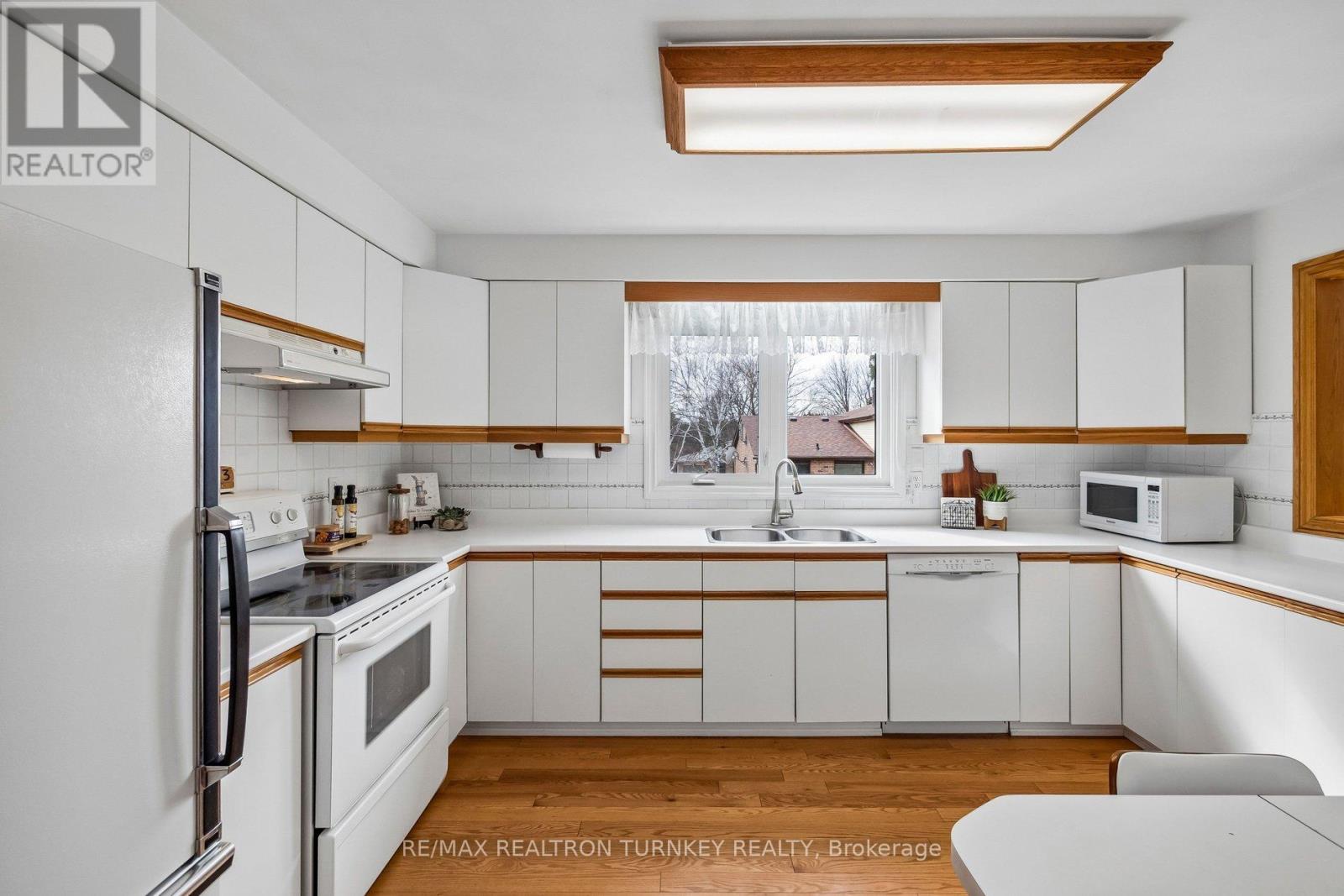 91 Batson Drive, Aurora, Ontario  L4G 3R2 - Photo 13 - N12920340