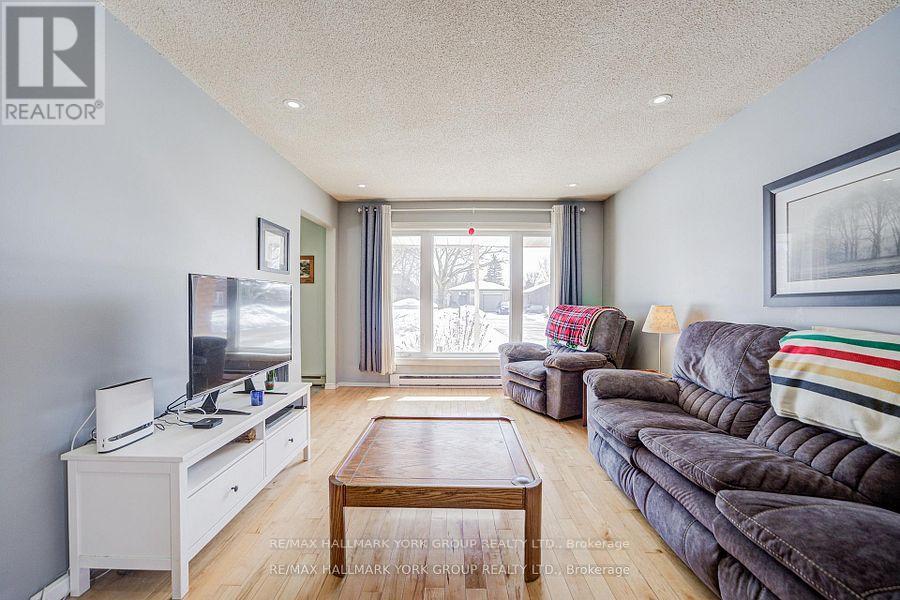 184 Olive Street, East Gwillimbury, Ontario L9N 1M3 - Photo 4 - N12920352