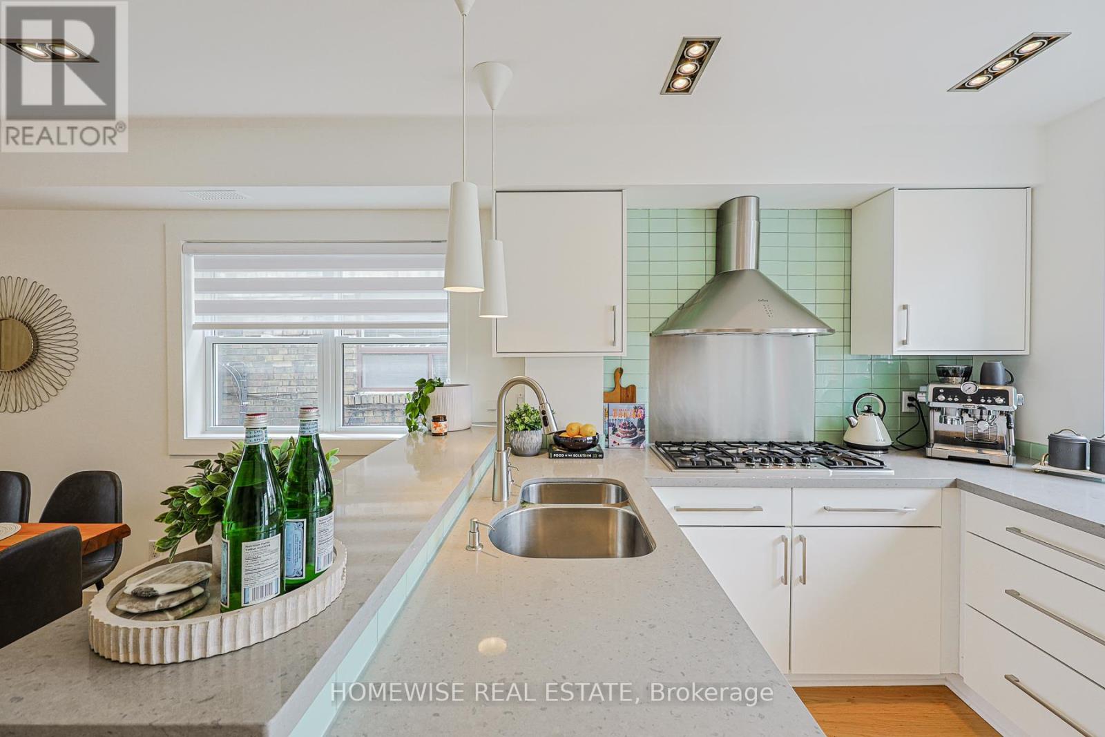 12 Leeds Street, Toronto, Ontario  M6G 1N7 - Photo 10 - W12920160