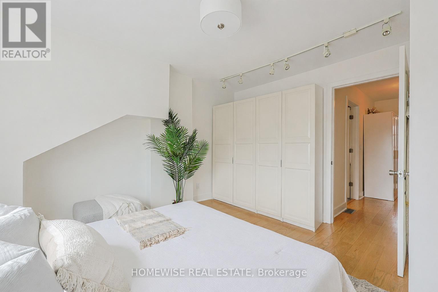 12 Leeds Street, Toronto, Ontario  M6G 1N7 - Photo 14 - W12920160