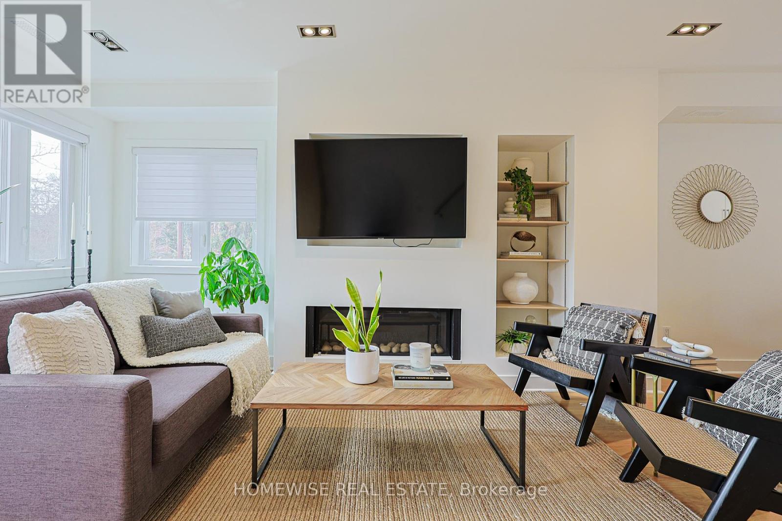 12 Leeds Street, Toronto, Ontario  M6G 1N7 - Photo 4 - W12920160