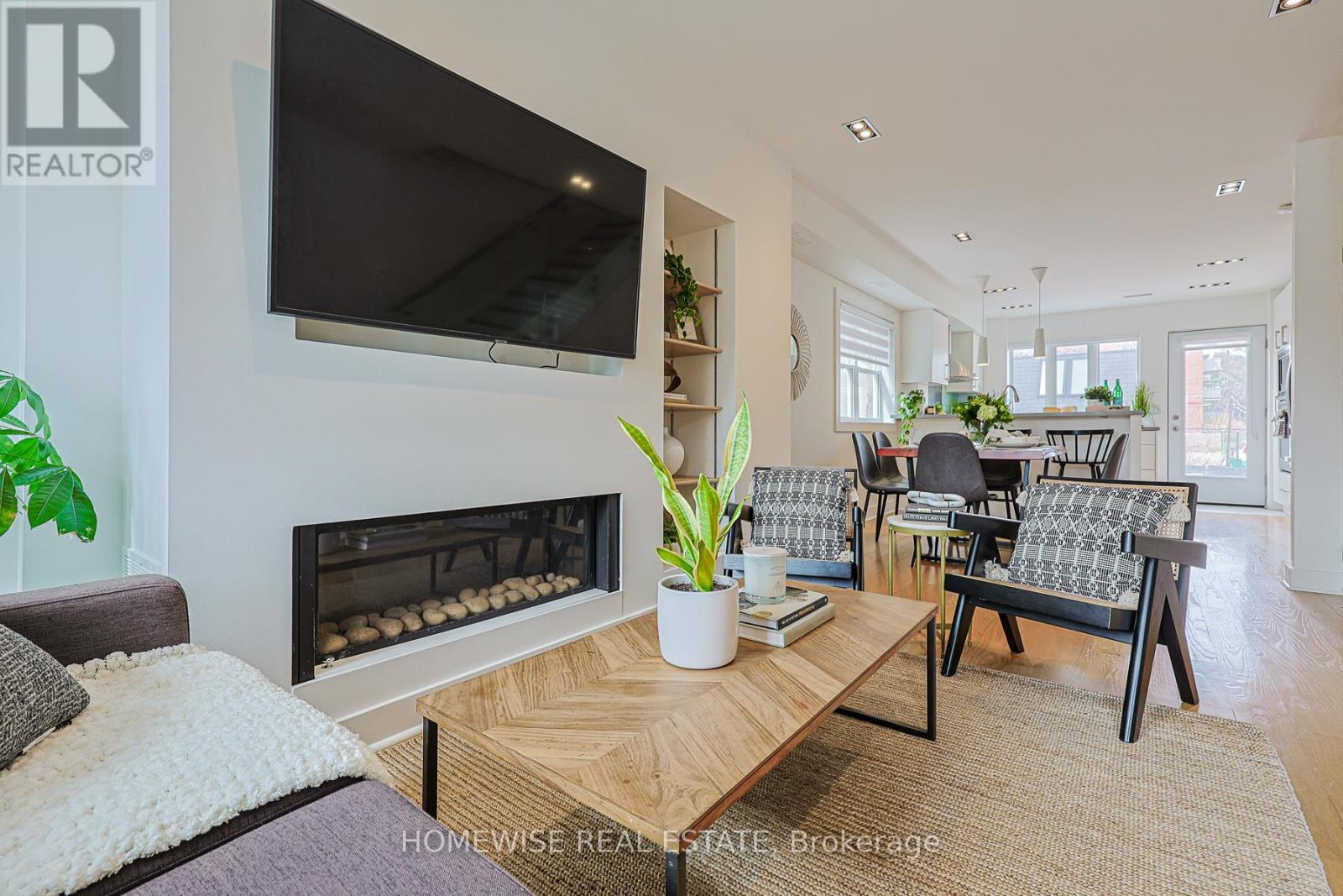 12 Leeds Street, Toronto, Ontario  M6G 1N7 - Photo 6 - W12920160