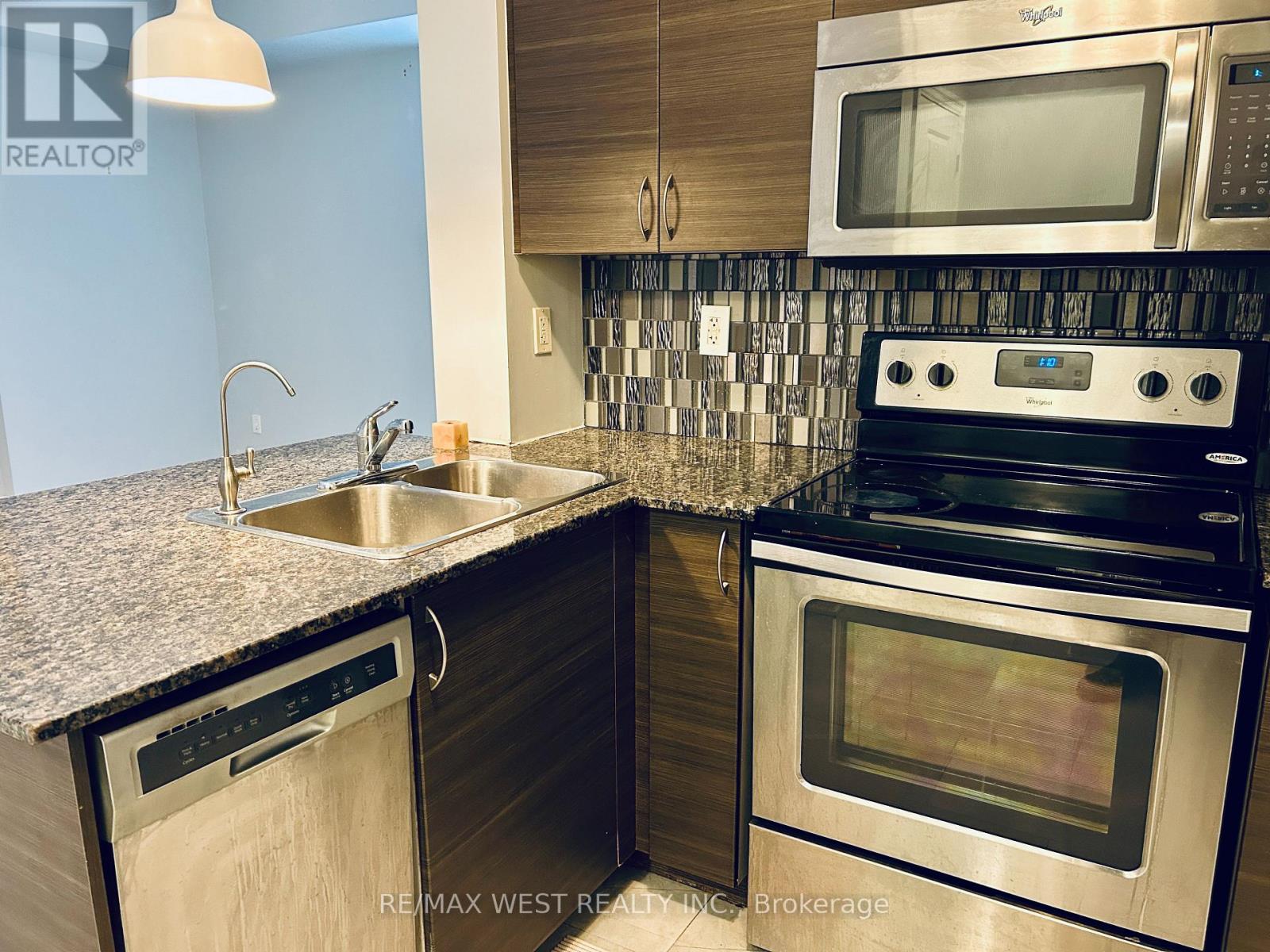 102 - 5 Sousa Mendes Street, Toronto, Ontario  M6P 0A8 - Photo 12 - W12920262