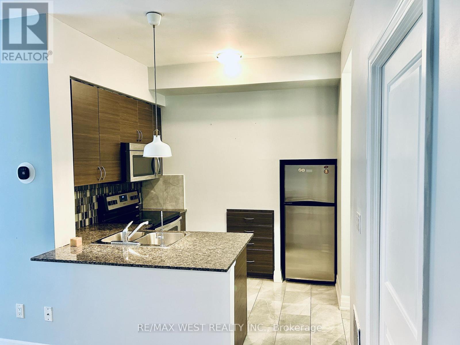 102 - 5 Sousa Mendes Street, Toronto, Ontario  M6P 0A8 - Photo 5 - W12920262