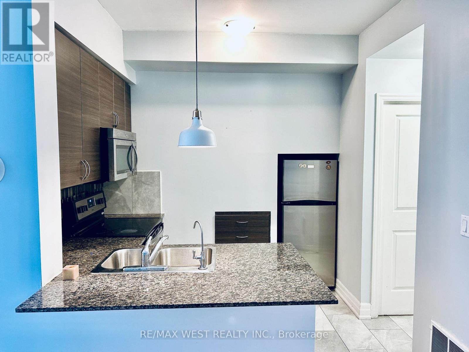 102 - 5 Sousa Mendes Street, Toronto, Ontario  M6P 0A8 - Photo 6 - W12920262