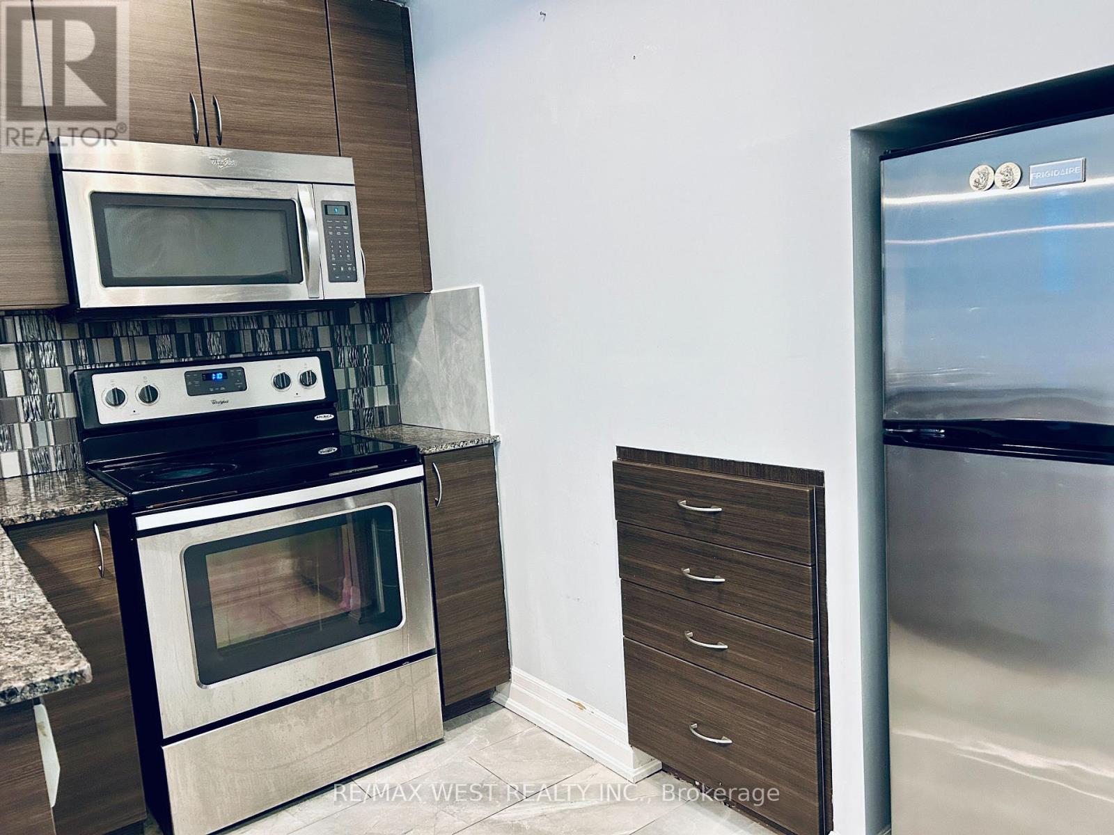 102 - 5 Sousa Mendes Street, Toronto, Ontario  M6P 0A8 - Photo 7 - W12920262