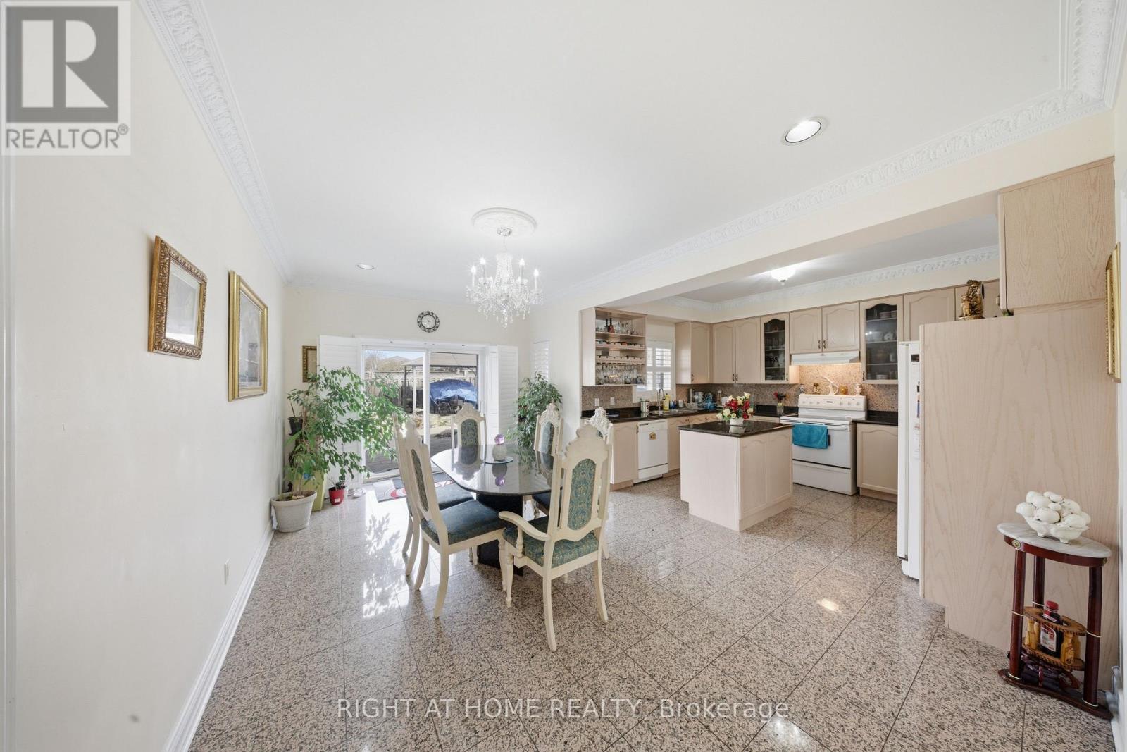 284 Maple Leaf Drive, Toronto, Ontario  M6L 1P3 - Photo 13 - W12920302