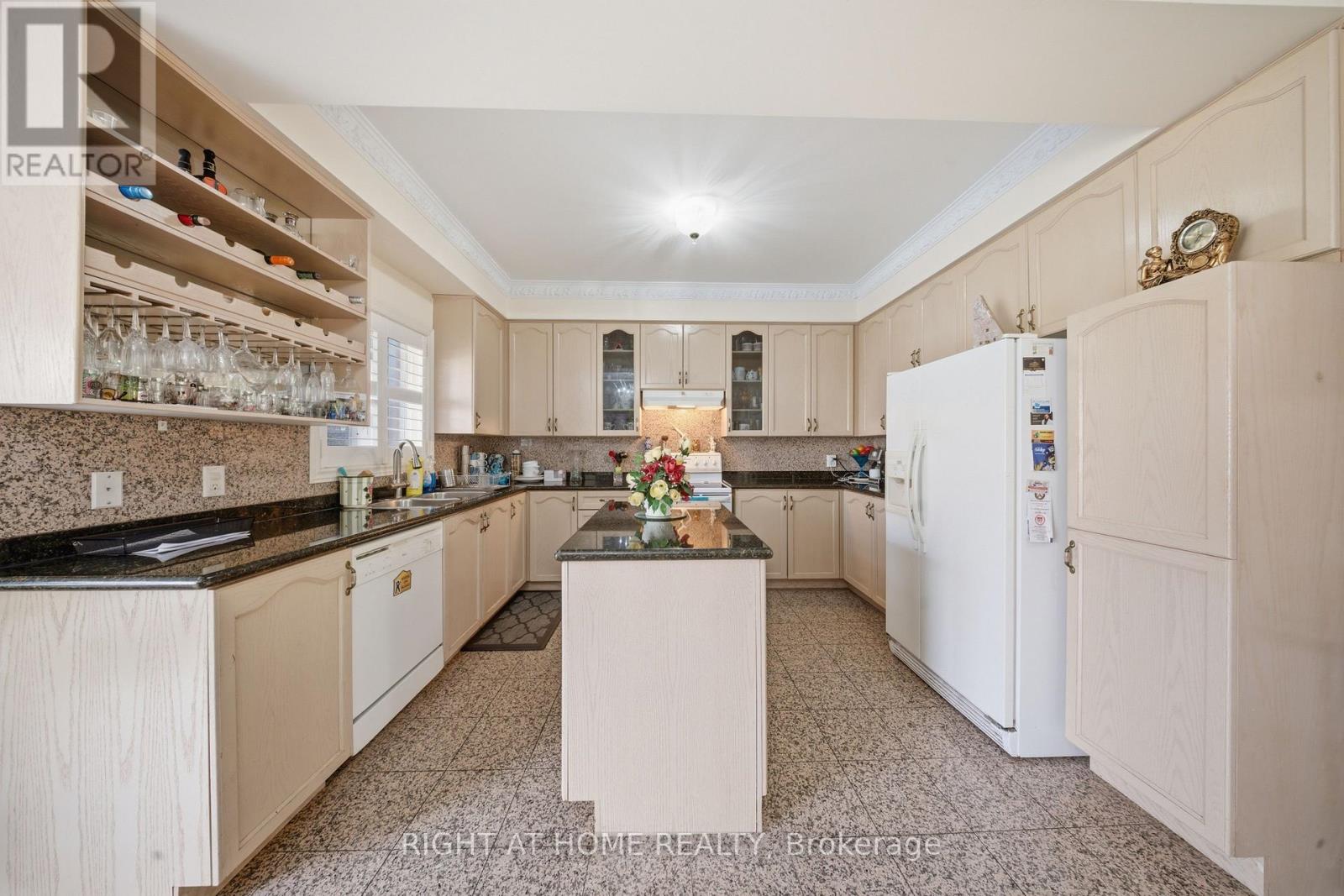 284 Maple Leaf Drive, Toronto, Ontario  M6L 1P3 - Photo 14 - W12920302