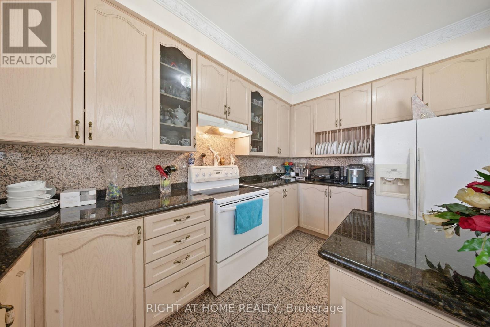 284 Maple Leaf Drive, Toronto, Ontario  M6L 1P3 - Photo 15 - W12920302