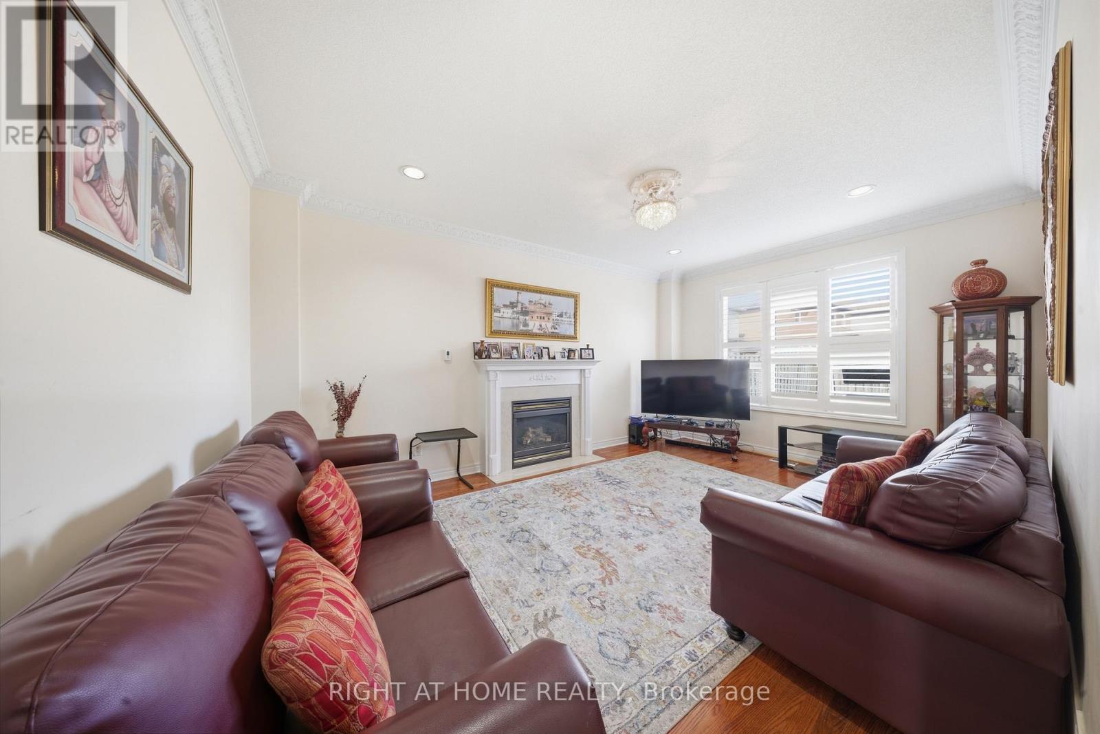 284 Maple Leaf Drive, Toronto, Ontario  M6L 1P3 - Photo 16 - W12920302