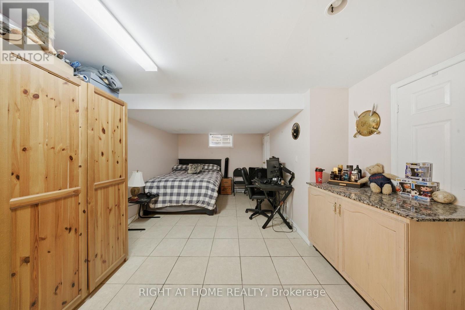 284 Maple Leaf Drive, Toronto, Ontario  M6L 1P3 - Photo 32 - W12920302