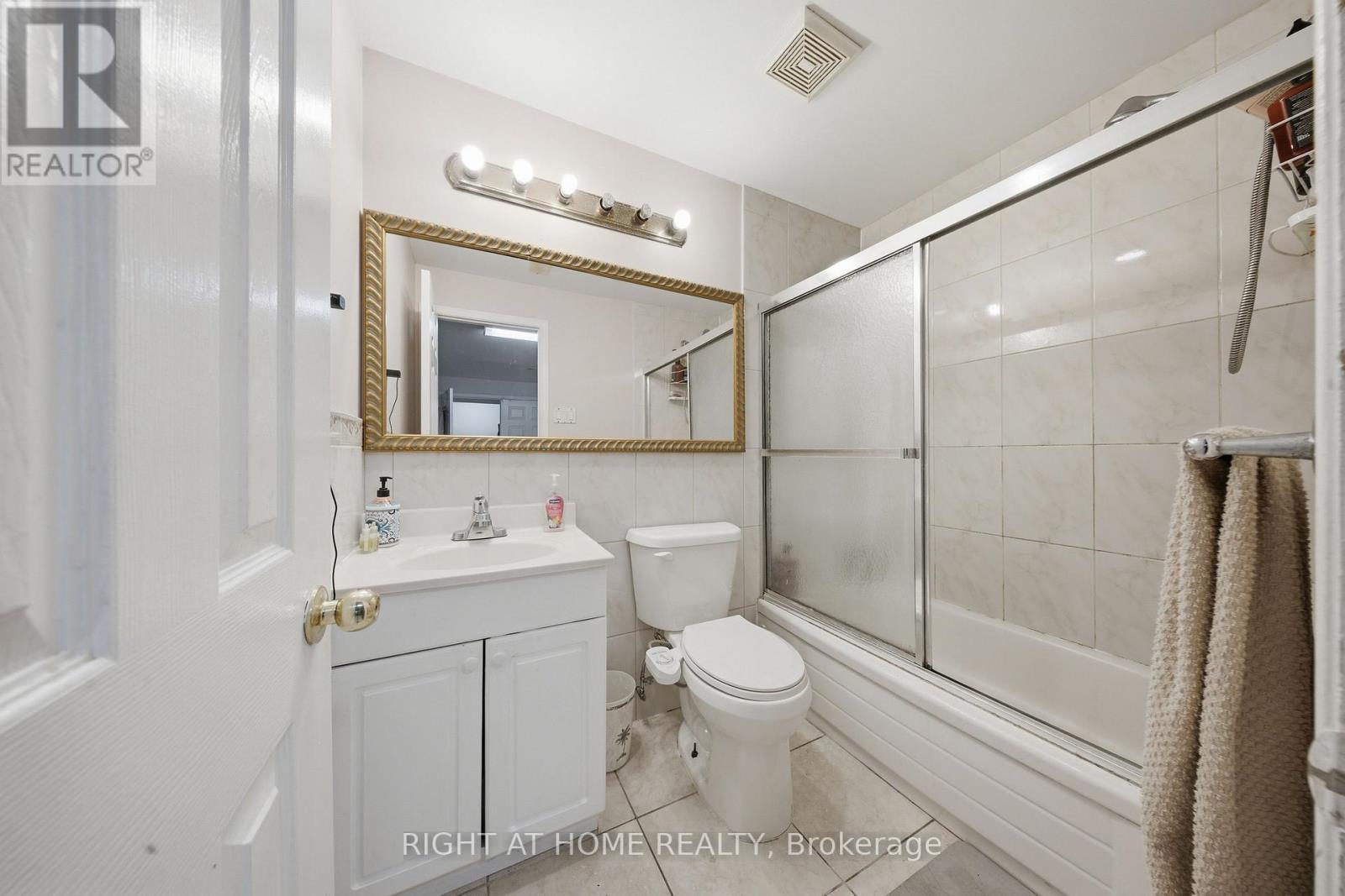 284 Maple Leaf Drive, Toronto, Ontario  M6L 1P3 - Photo 33 - W12920302