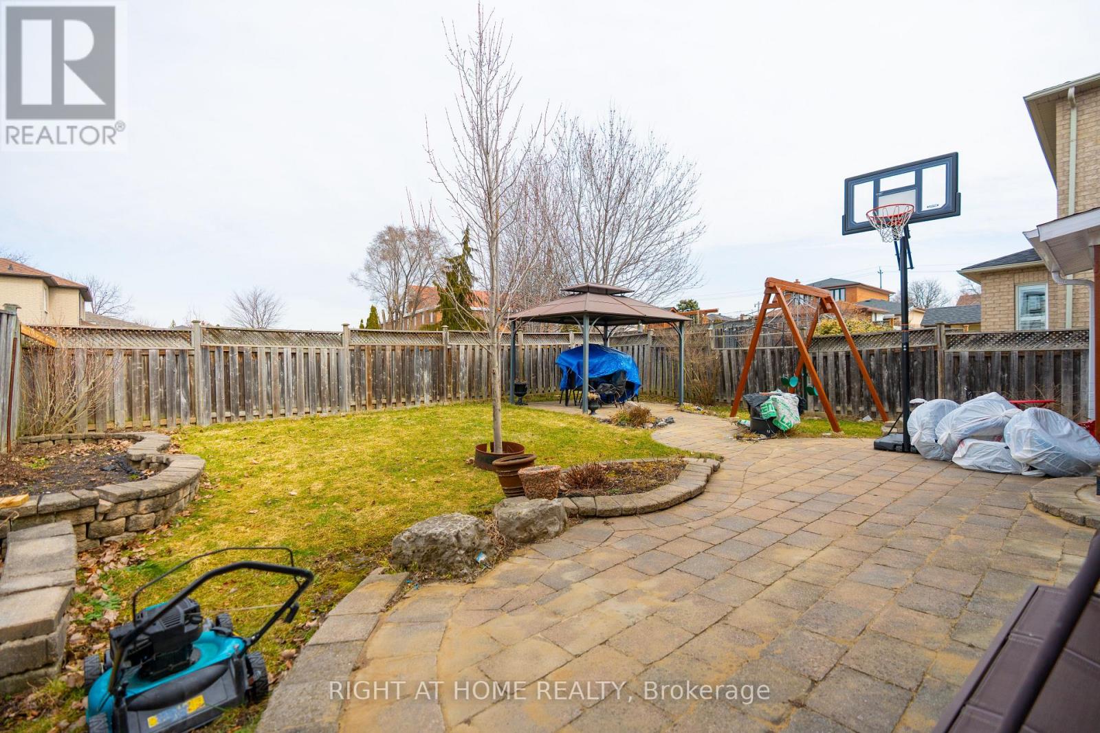 284 Maple Leaf Drive, Toronto, Ontario  M6L 1P3 - Photo 36 - W12920302
