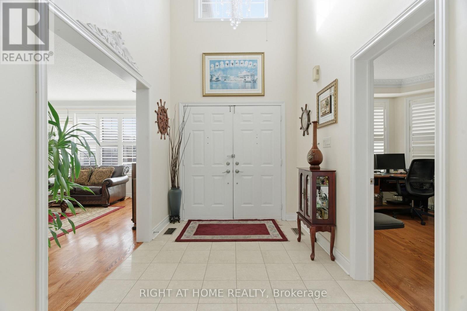 284 Maple Leaf Drive, Toronto, Ontario  M6L 1P3 - Photo 4 - W12920302