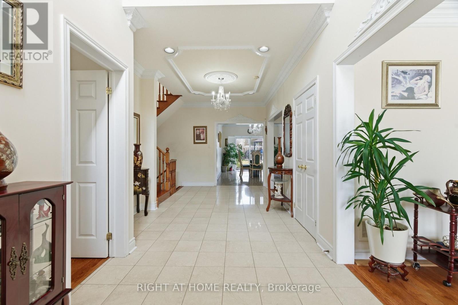 284 Maple Leaf Drive, Toronto, Ontario  M6L 1P3 - Photo 5 - W12920302